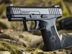 PISTOLA IWI